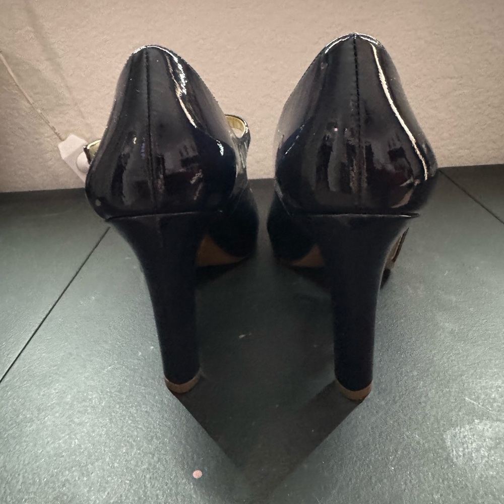 Never worn heels - Picture 3 of 4
